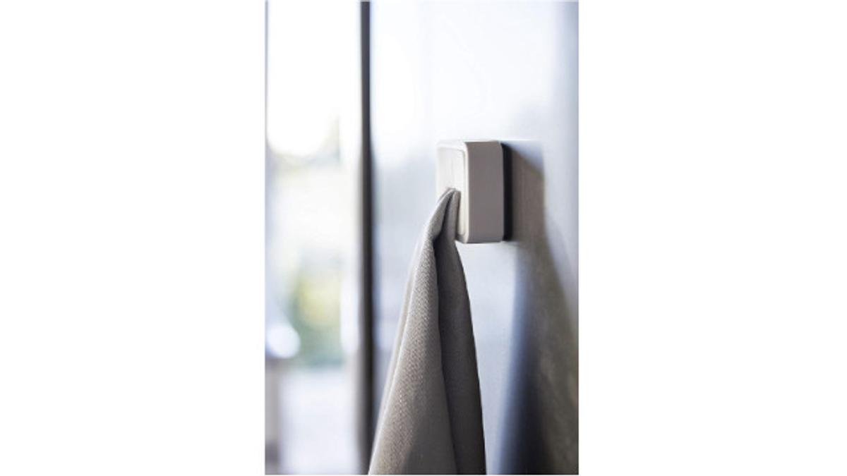 掛け直しも片手で手早くできる 押し込むだけのタオル掛け ライフハッカー ジャパン
