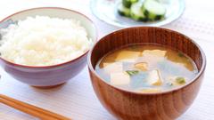 お湯を注ぐだけ。味噌汁をバリエーション豊かに楽しむ時短レシピ | ライフハッカー［日本版］