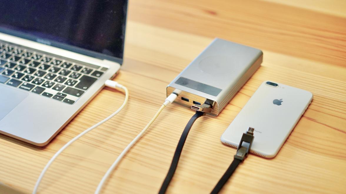 Pc スマホ同時充電ok 000mahと大容量のモバイルバッテリー Flash2 0 を使ってわかったこと ライフハッカー 日本版 Pc スマホ同時充電ok 000mahと大容量のモバイルバッテリー Flash2 0 を使ってわかったこと ライフハッカー 日本版