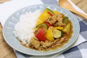 電子レンジで作る「夏野菜ポークカレー」簡単レシピ｜夏バテ予防や疲労回復に