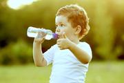 夏場の脱水症予防に。子どもがきちんと水を飲むようになるアイデア