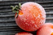 トマトは冷凍保存がおすすめ、解凍すると簡単に皮がむけます！
