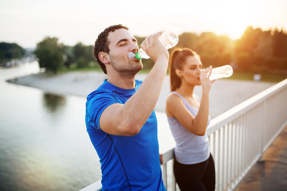 水を飲むカップル
