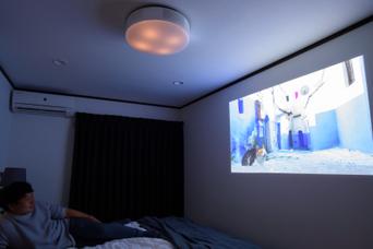 寝室がシアタールームになる「popIn Aladdin 2」は、日常と非日常を同時に楽しめるデバイス