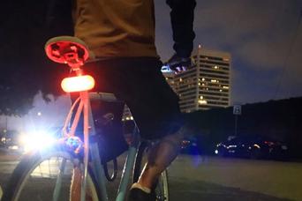街乗りを安全快適に。ブレーキランプや方向指示器も搭載の自転車用ライト【今日のライフハックツール】
