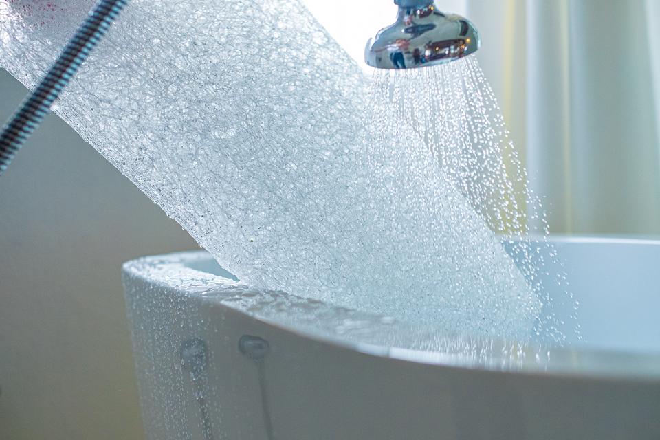 ブレインスリープピローを水洗いする様子