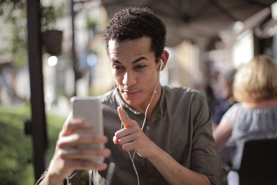 スマホに向かってしゃべっている男性