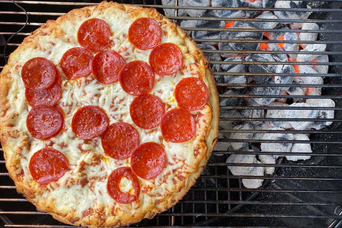 「冷凍ピザ」を炭火グリルで焼く方法
