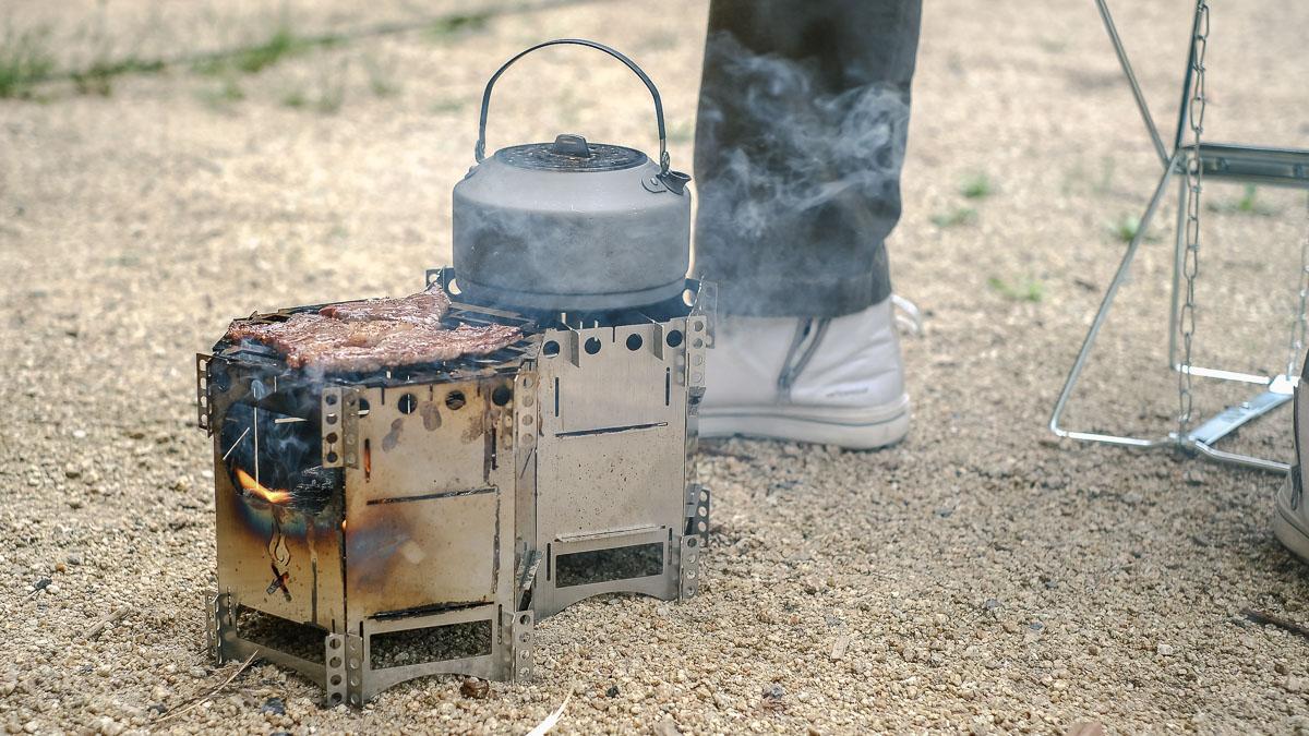 人数に合わせてサイズ変更可！ ドイツ発コンパクトな焚き火台を使って