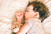 「睡眠ワースト国家」日本。子どもの脳を守るためにできること