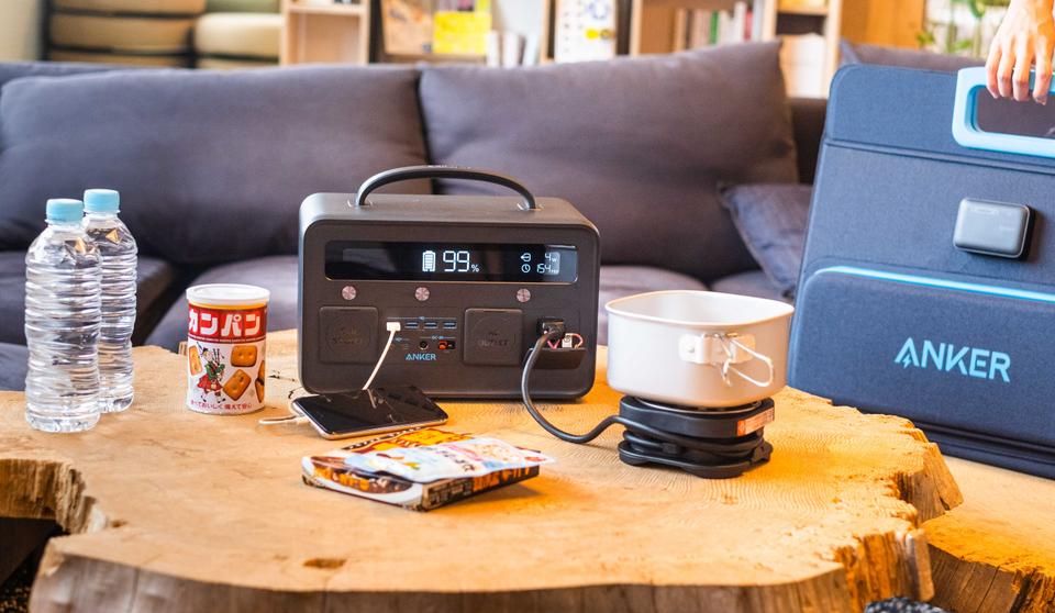 防災グッズと並ぶポータブル電源とソーラーチャージャー