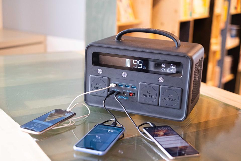 複数台のスマホを充電する様子