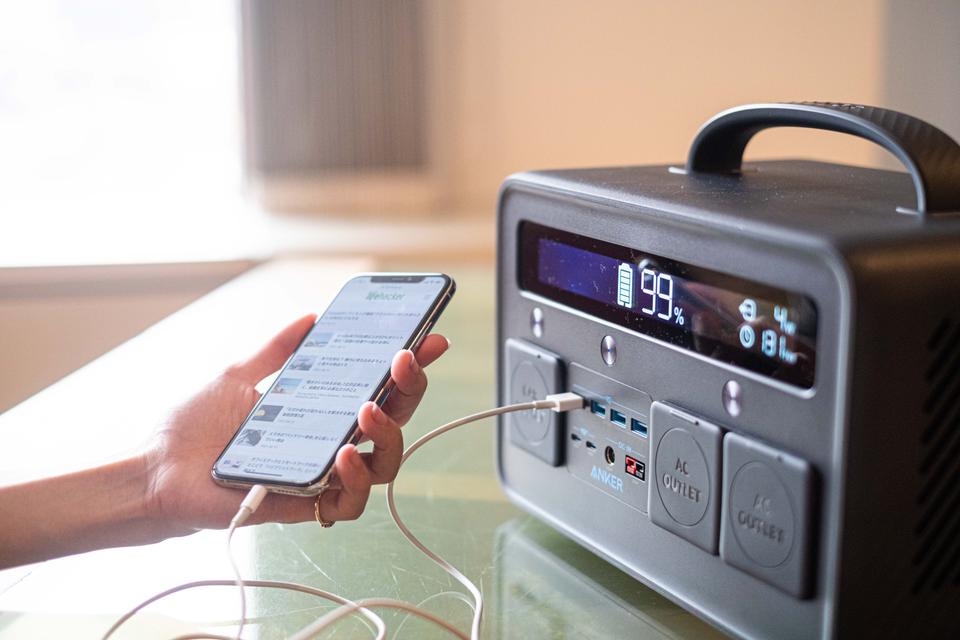 ポータブル電源でスマホを充電する様子
