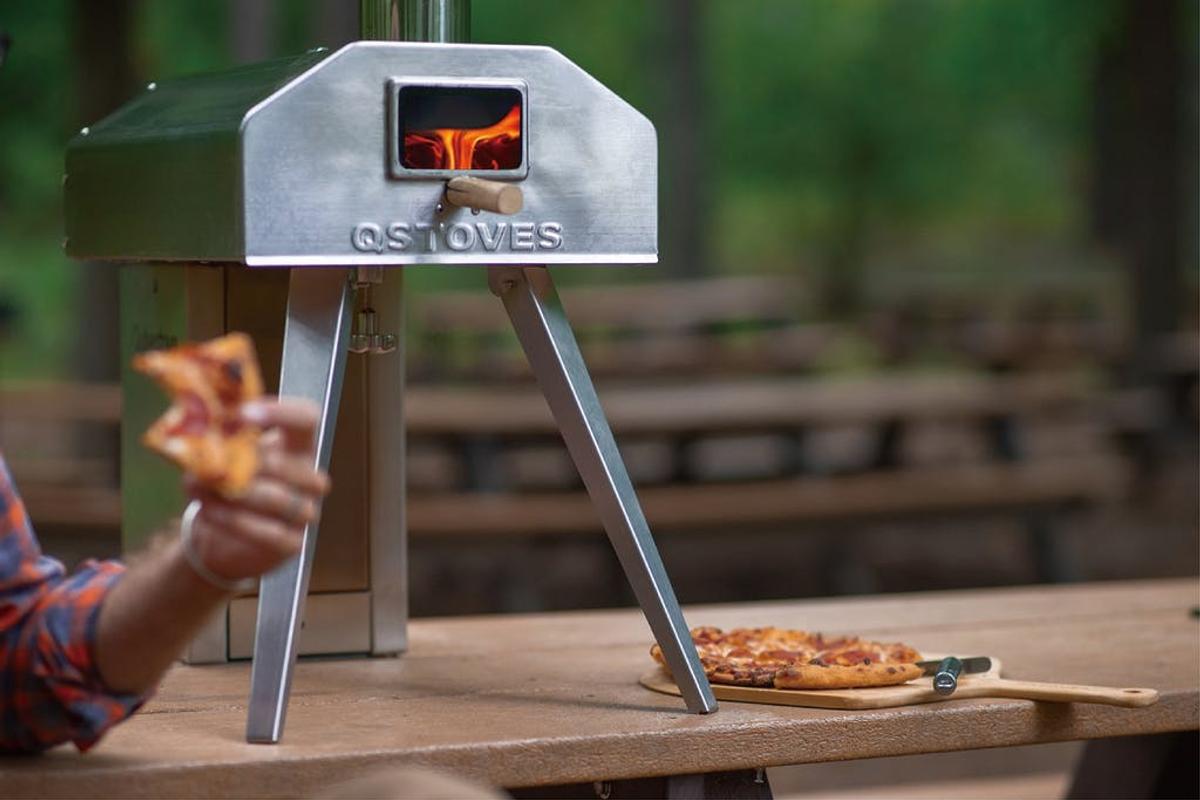 アウトドアで憧れの窯焼きピザを コンロとしても使えるマルチストーブ ライフハッカー ジャパン