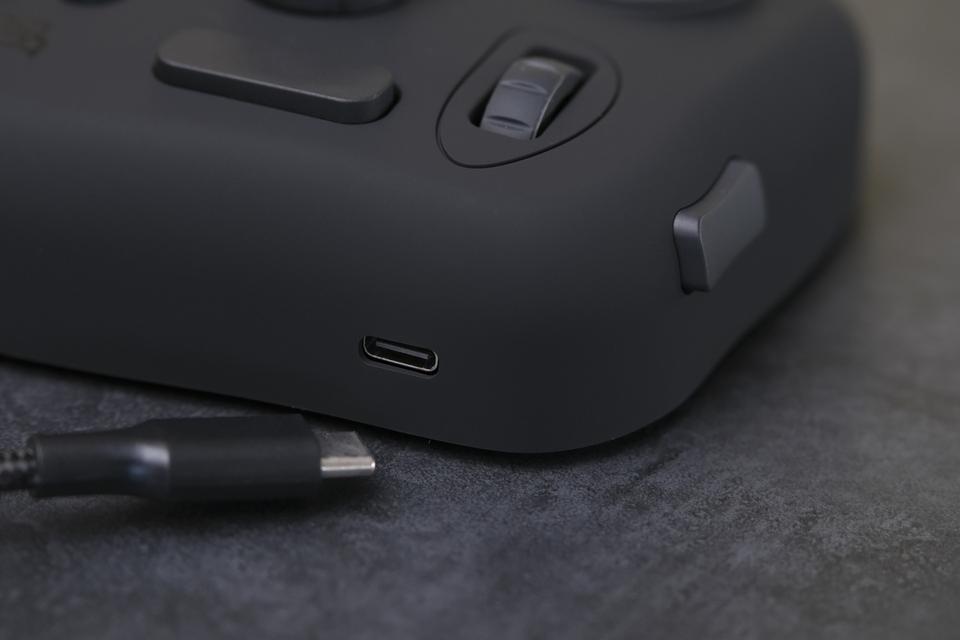 TourBox Neoの接続端子