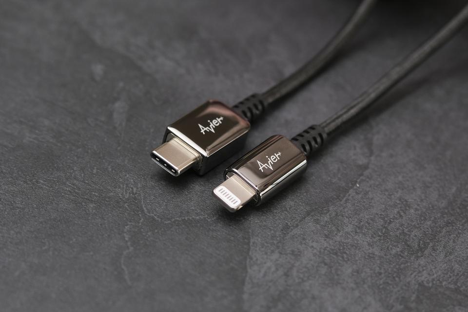 Avierのケーブル
