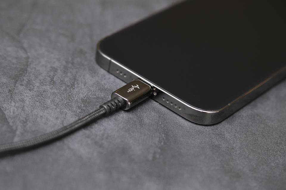 Avierのケーブルを挿したiPhone
