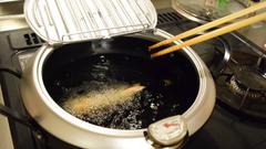 和平フレイズの「天ぷら鍋」があれば、油ハネを気にせずに揚げ物ができるよ | ROOMIE（ルーミー）