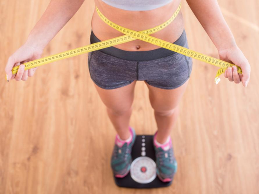 体重を気にするダイエット中の女性