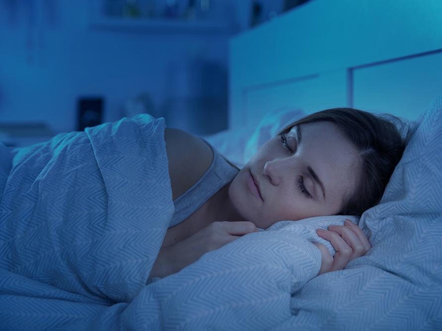 ベッドで眠る女性