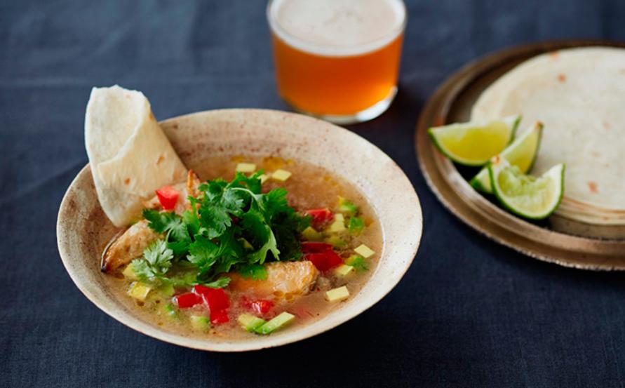 鶏手羽先とアボカドのメキシカンスープ