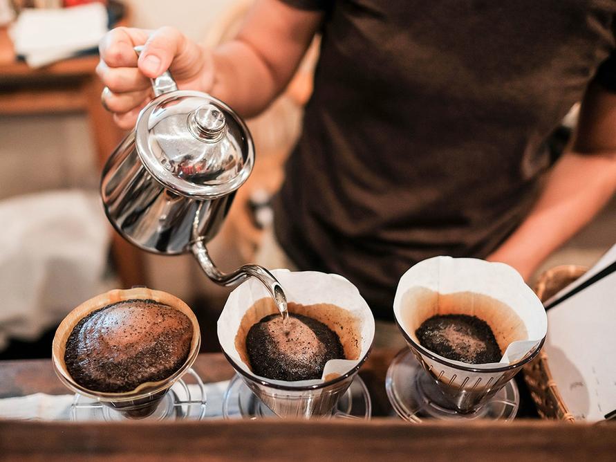 コーヒーをドリップしているところ