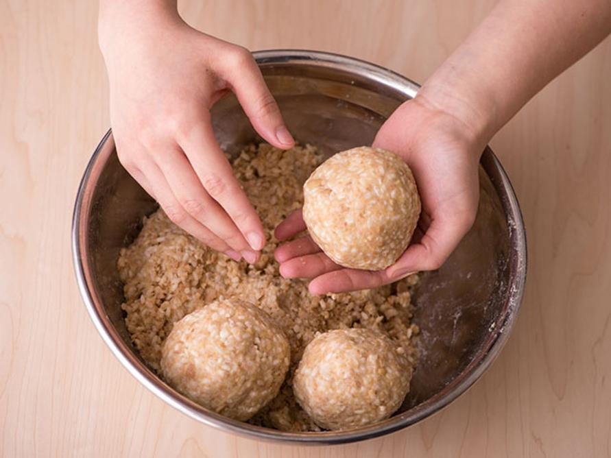 味噌づくり 大豆を丸める