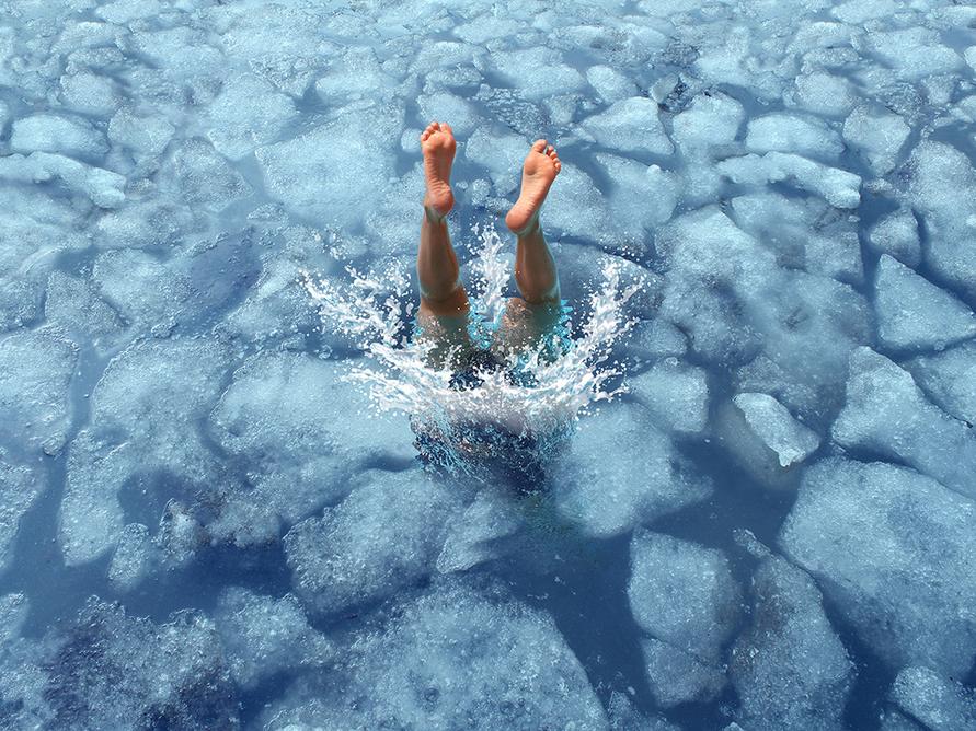 氷の中に飛び込む人