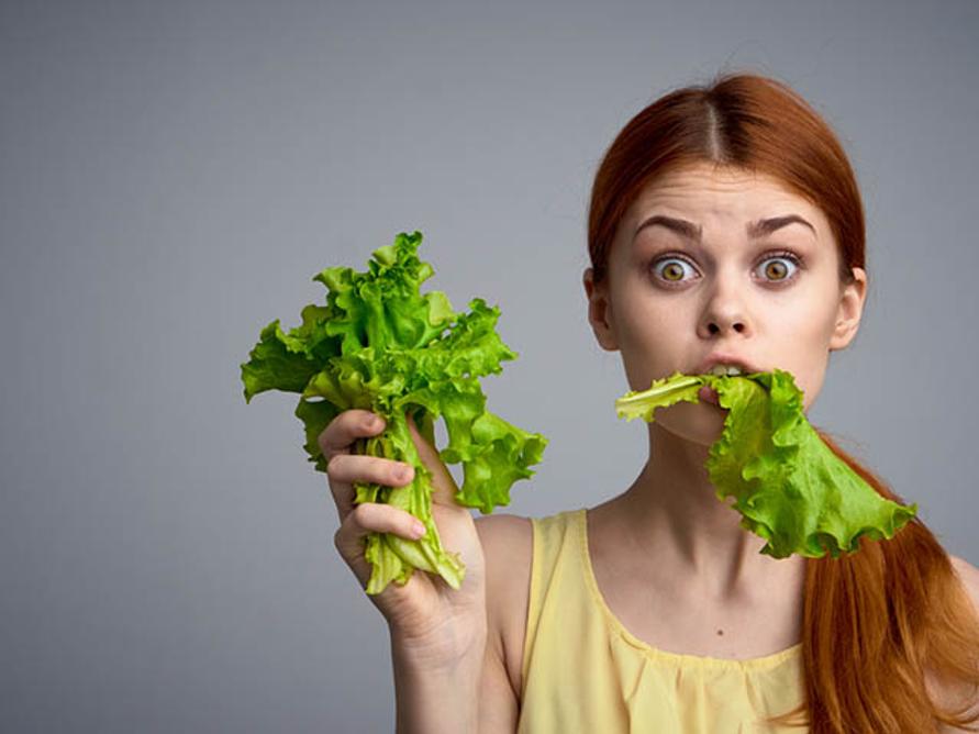 野菜を食べる女性
