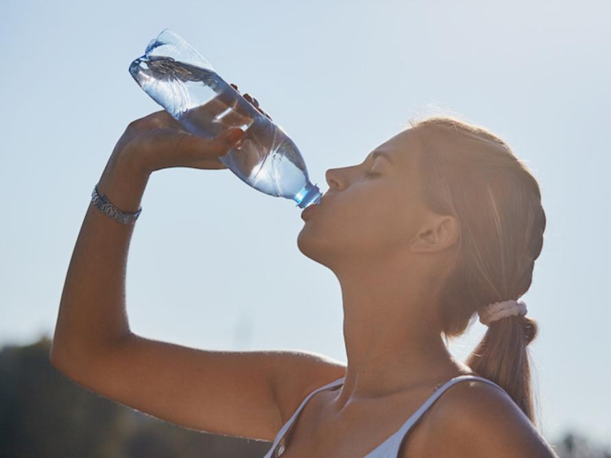 水を飲む女性