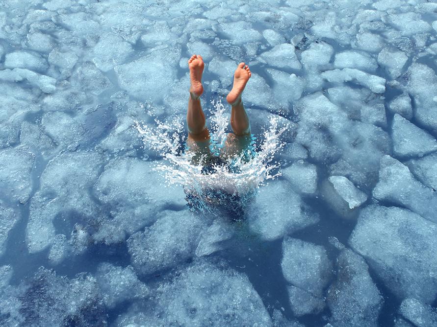 氷に飛び込む人