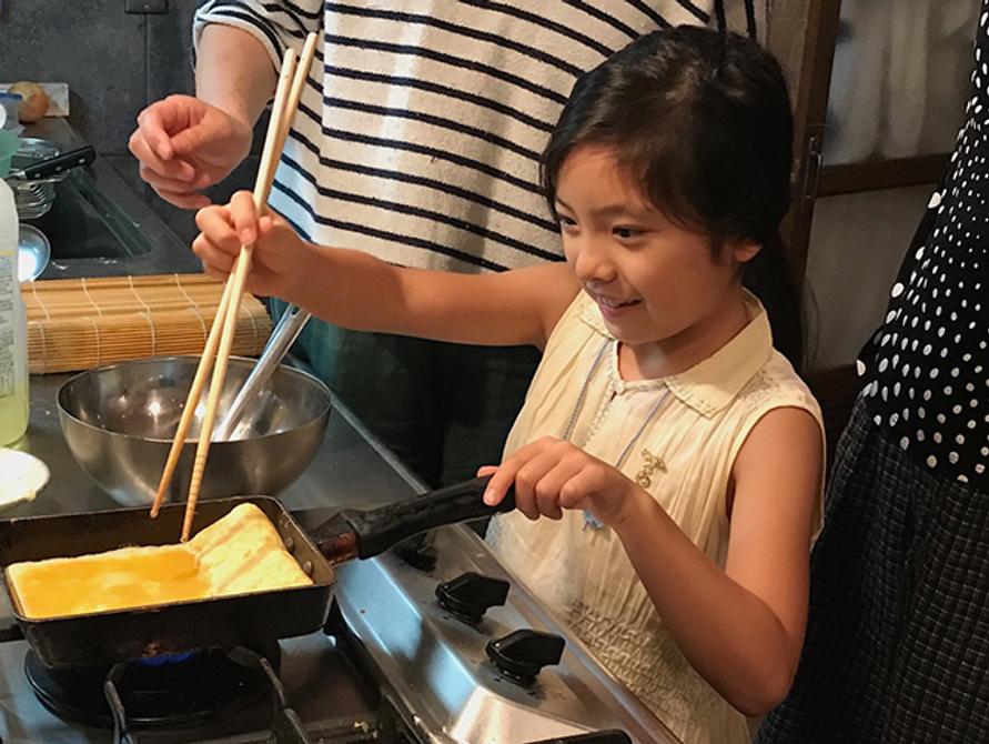 料理を手伝う娘