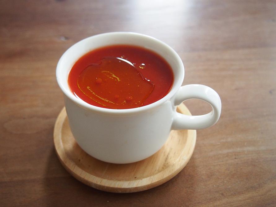 ホットトマトジュースにオリーブオイルを入れて