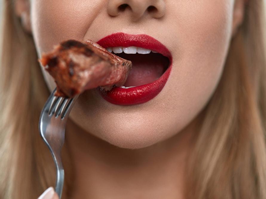 肉を食べる女性