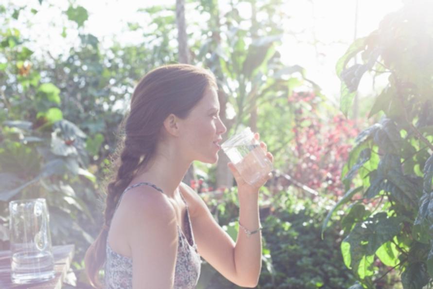 水を飲む女性
