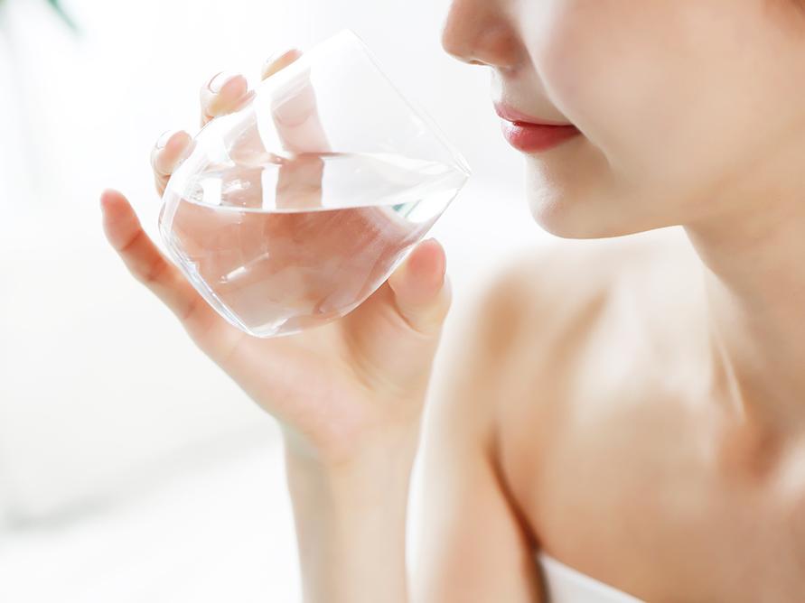 水を飲む女性