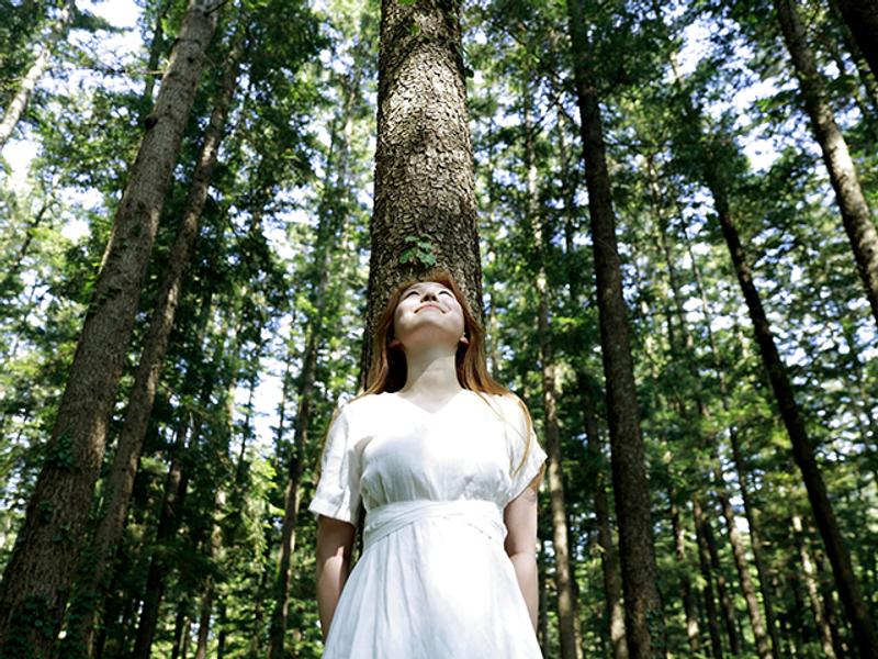 森の中にいる女性