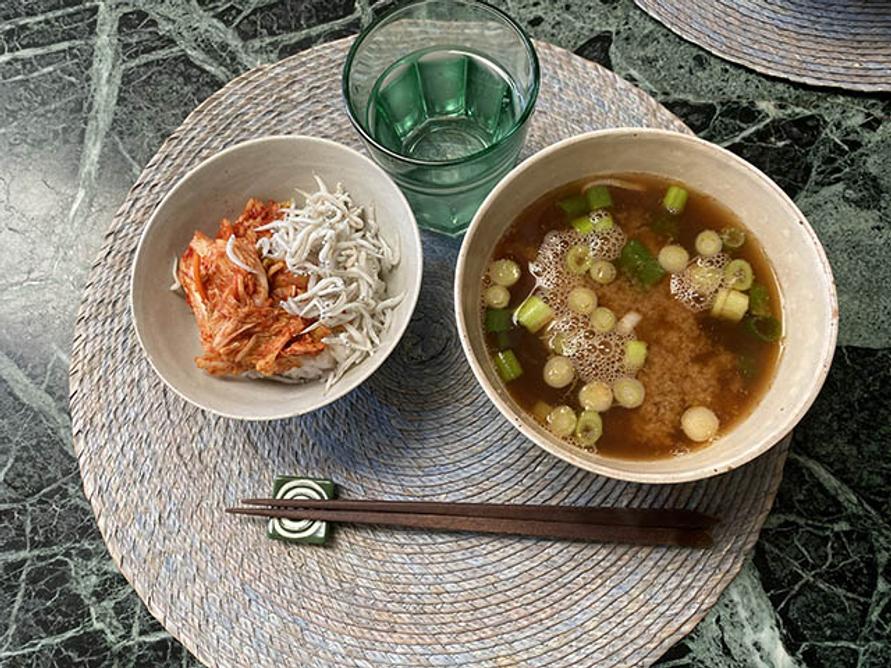 キムチ丼とエビ味噌汁
