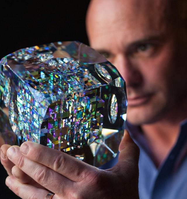 ふぃぼなっち　ガラスのルーペほか2点です。絵になります フィボナッチ比率を用いたガラスの彫刻が息をのむほど美しい | ROOMIE