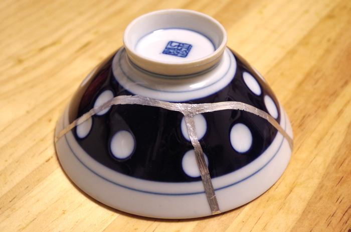 ボンドとアルミホイルで割れた器を「金継ぎ」する方法 | ROOMIE