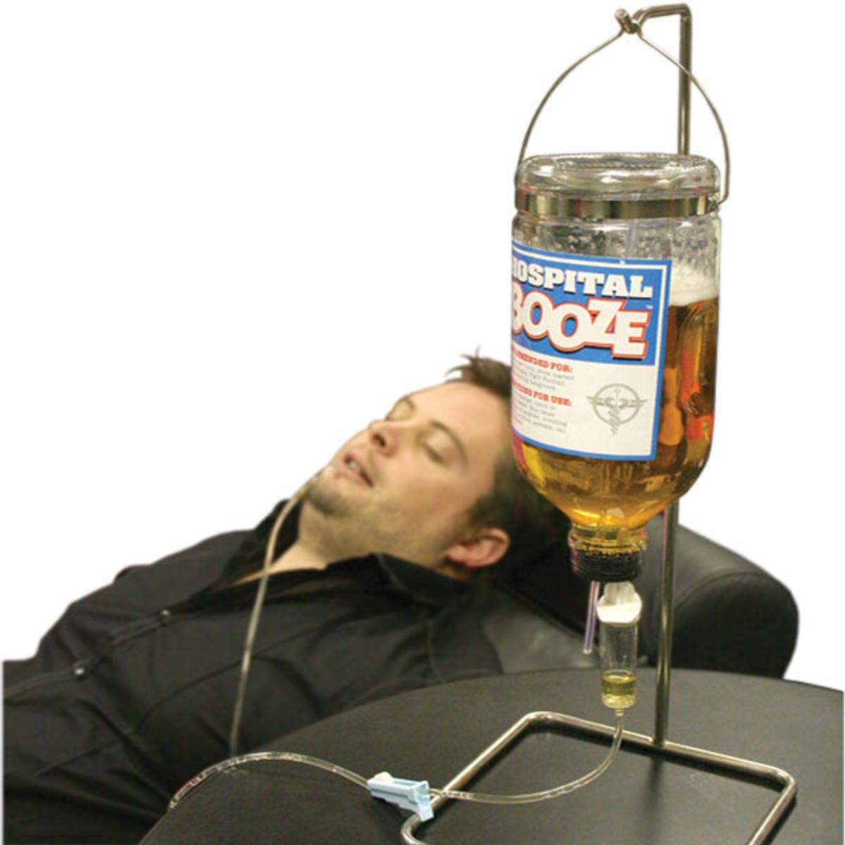 ビールを点滴スタイルで飲めるHospital Bedside Booze Drip ROOMIE（ルーミー）