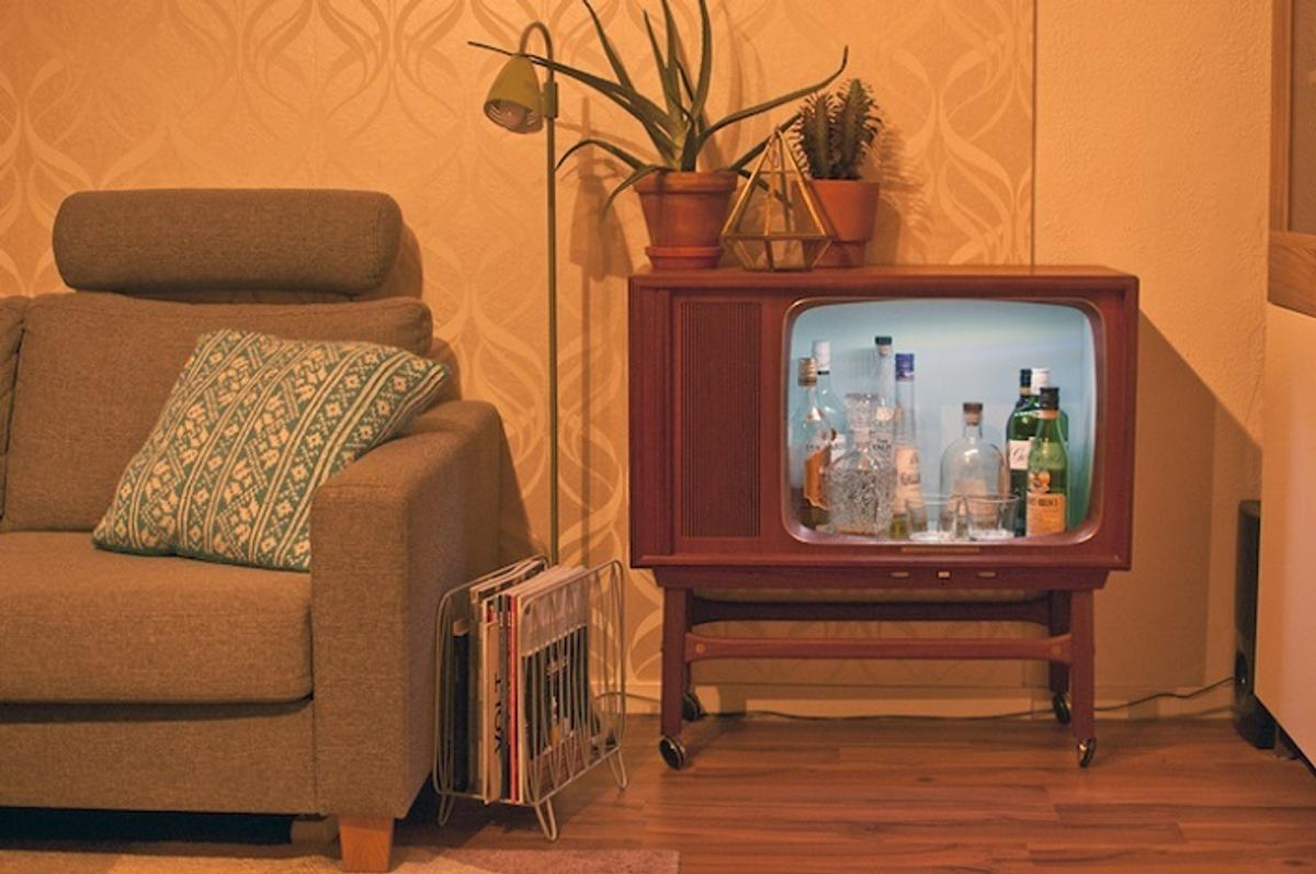 Kjell Areさんが提案する古いテレビを収納棚に作り替えるDIY術 