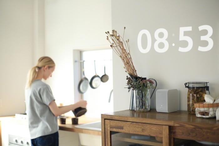 まるで壁が映画館。小型プロジェクターの描写力がすごい | ROOMIE