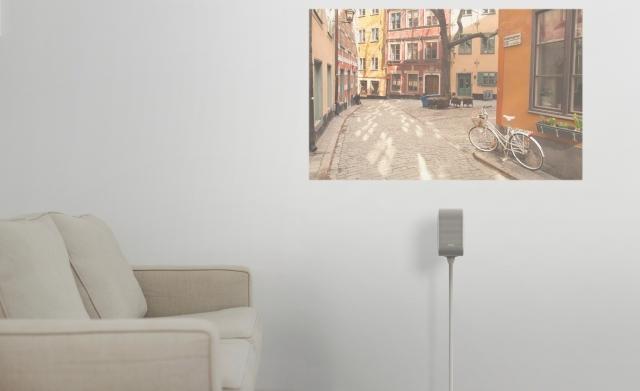 まるで壁が映画館。小型プロジェクターの描写力がすごい | ROOMIE