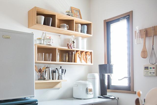 無印の「壁に付けられる家具」で、狭いキッチンの賢い収納法｜マイ定番