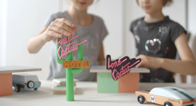 60年代のアメリカンカルチャー感がそそる、アメ車をイメージした「木製