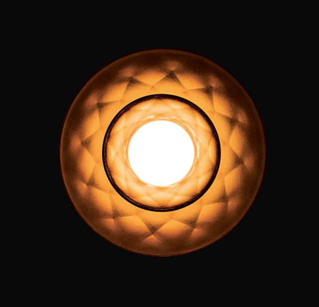 宝石職人の技術が光る電球「PLUMEN 003 LED LIGHT BULB 宝石職人の技術が光る電球「PLUMEN 003 LED LIGHT BULB