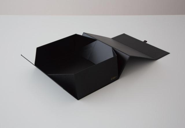 使わない時は折りたたむ。シンプルな収納ボックス「THE STORAGE BOX