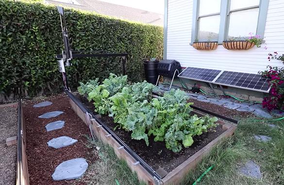 全自動家庭菜園ってそもそもアリ？ 完璧に仕事をこなす「FarmBot 