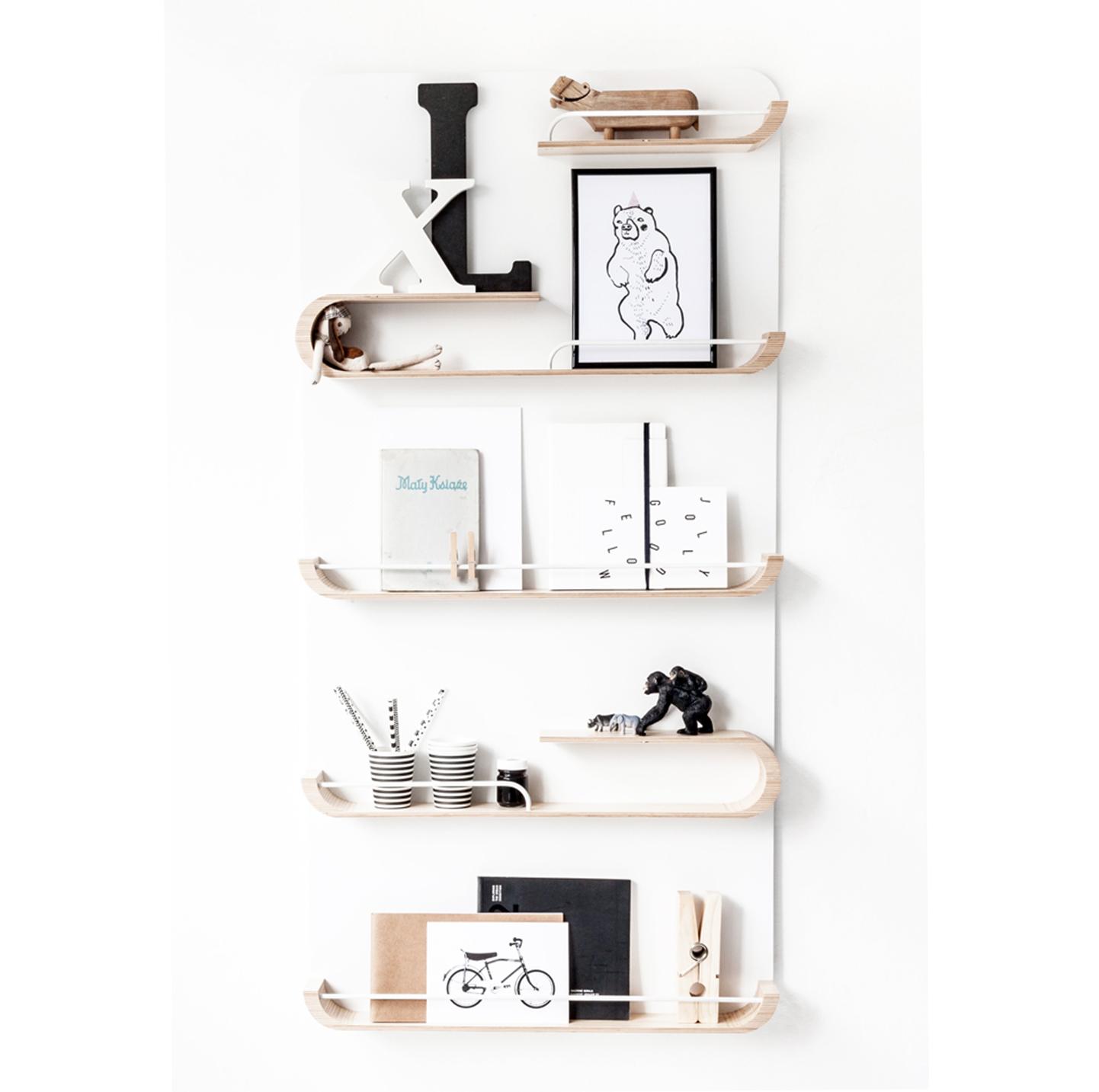 建築家夫婦が手がける、子どもへの配慮がうれしい壁掛け棚「XL shelf